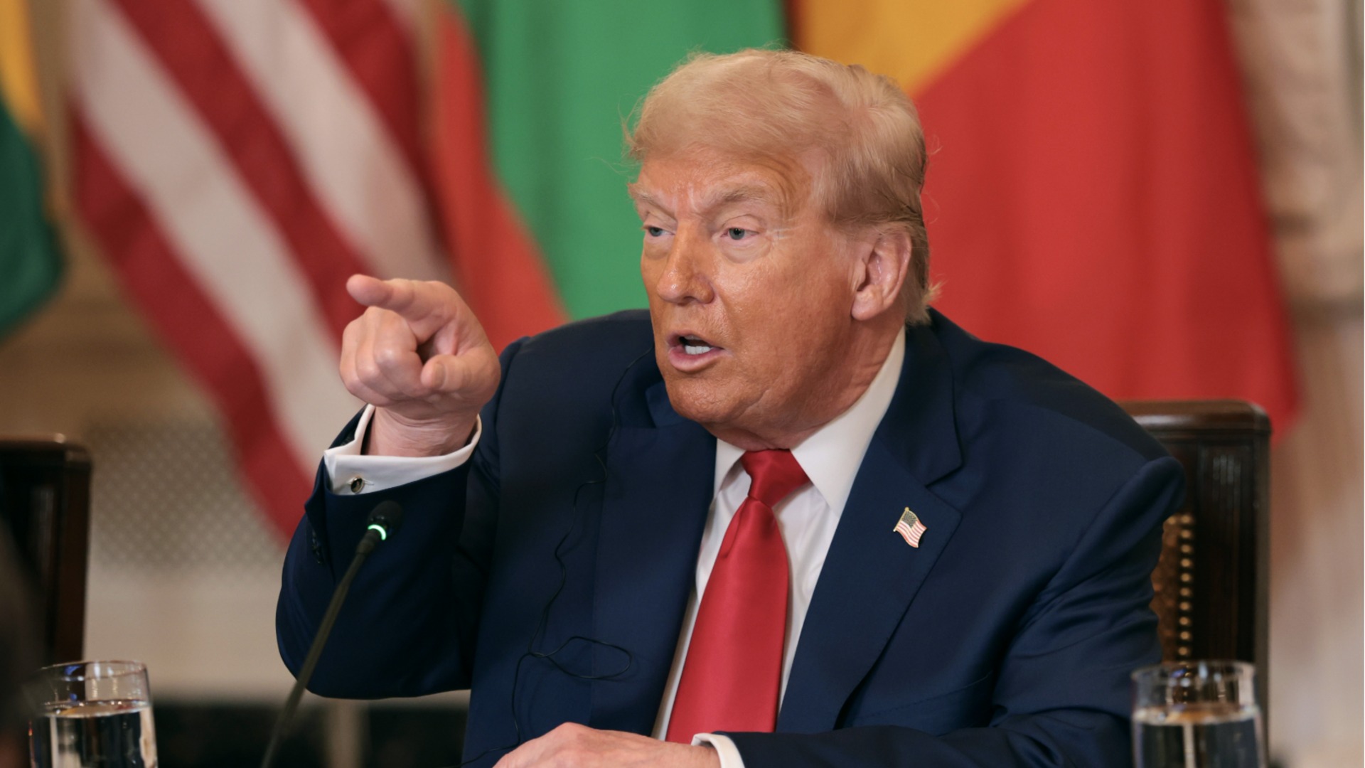 «С мыслью о том, чтобы ударить других»: Трамп завершает торговое соглашение с Китаем