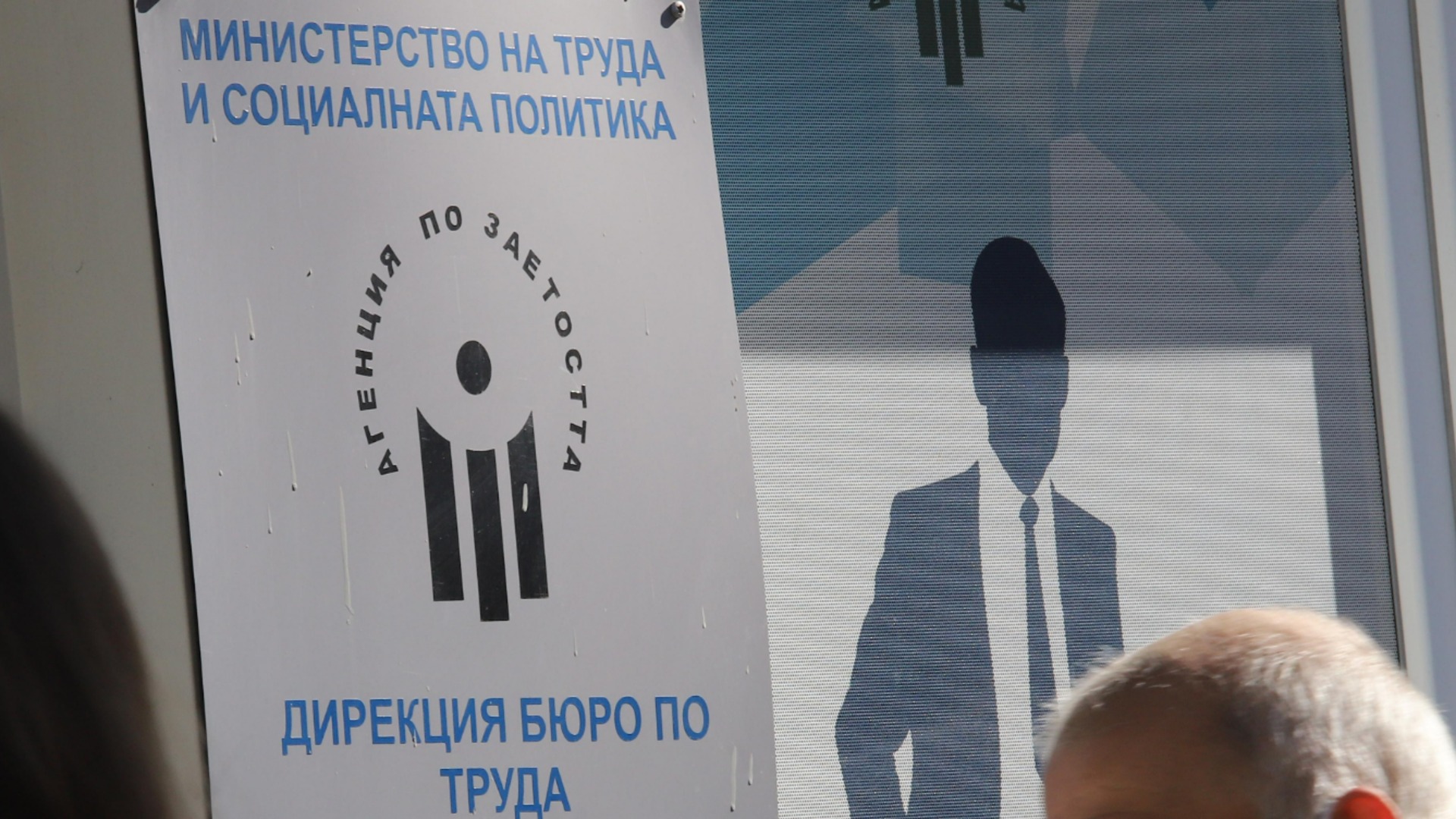 Тысячи безработных начали работать в июне