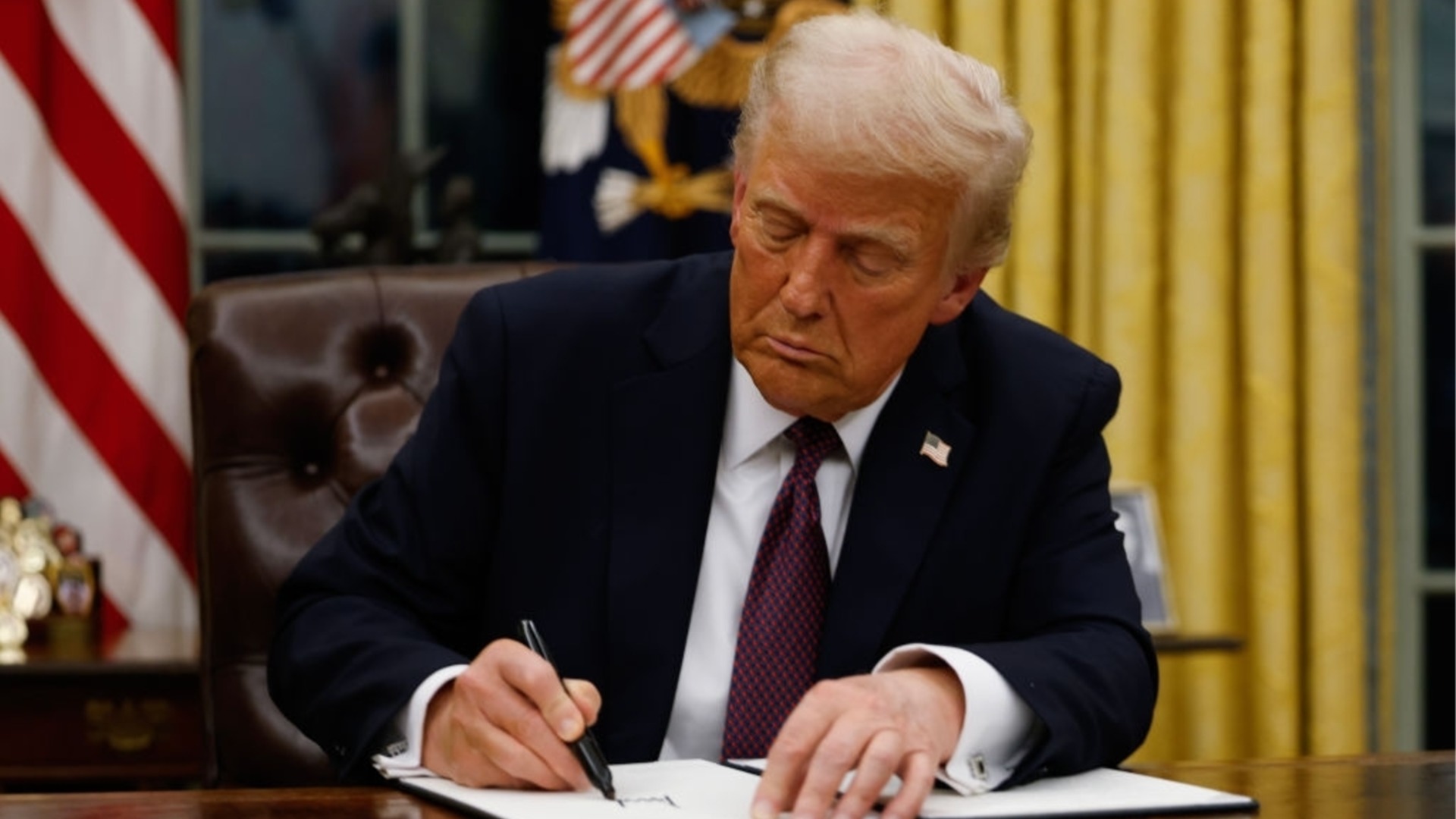 «Для меня большая честь отправить вам это письмо»: Трамп ввел новые обязанности для ряда стран