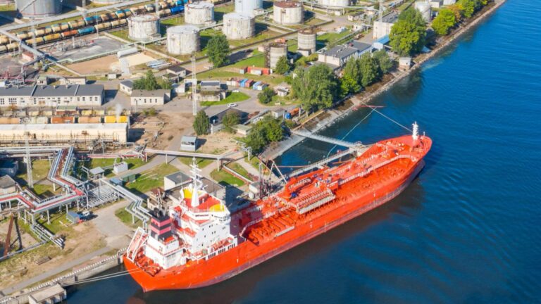 Производство нефти в России резко снизилось