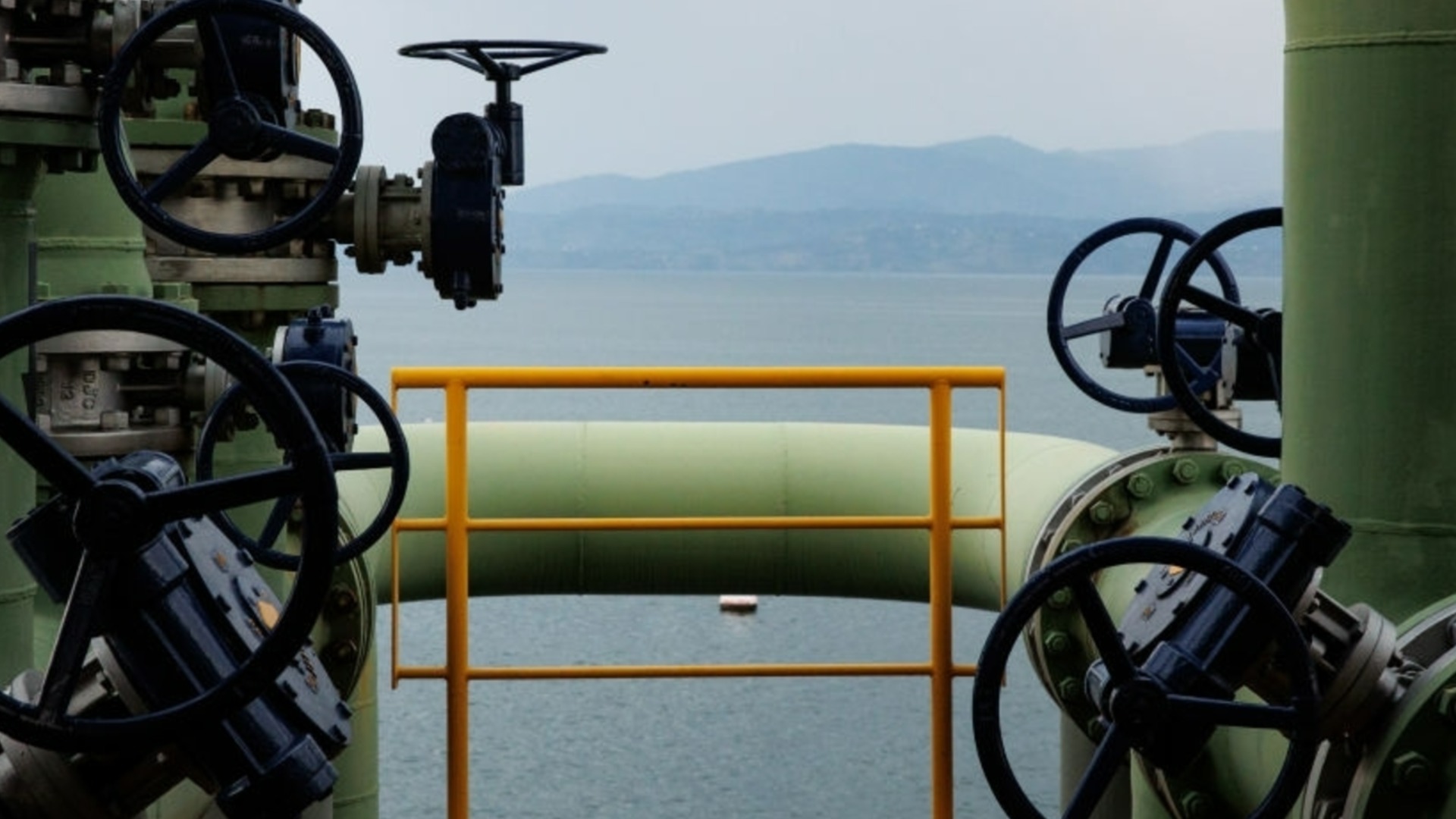 Цена на нефть изменилась из -за нас и слабых данных в долларах