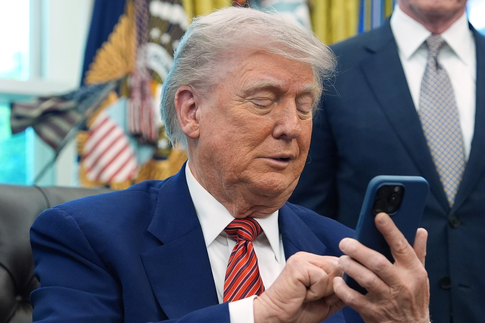 Закон, подписанный Дональдом Трампом, который проводит условия связи через Wi-Fi. Есть некоторые преимущества, но обычные люди могут пострадать