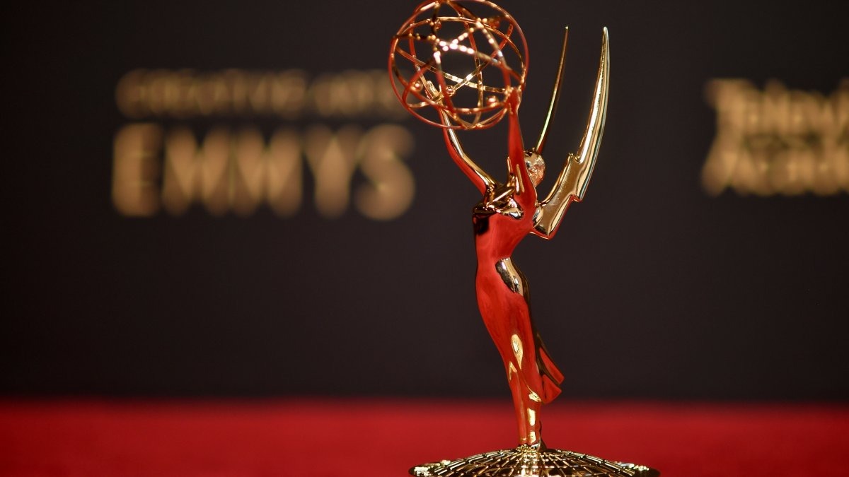 Серия, которая «составляет закон» на призах Emmy 2025. У кого есть реальные шансы пойти домой с трофеем