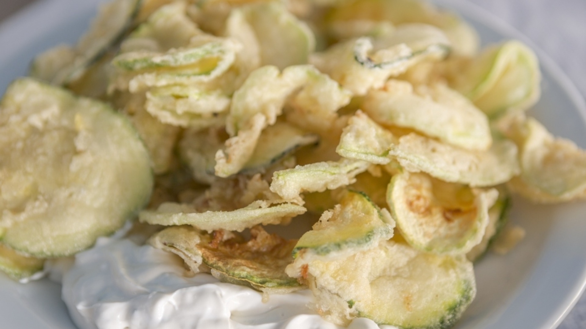 Золотой и хрустящий жареный цуккини без муки: вот как приготовить