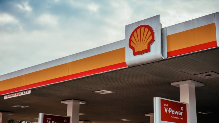 Прибыль Shell рухнула с третьей