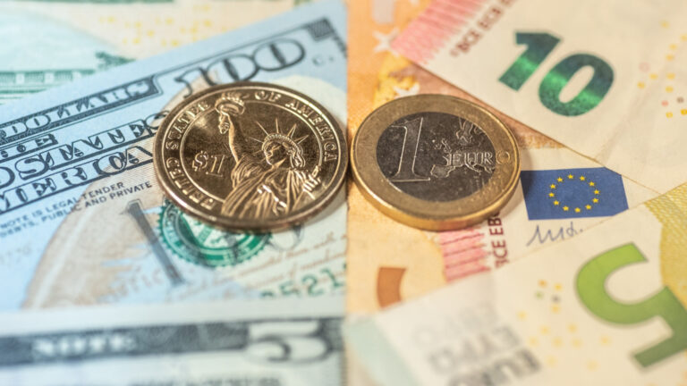 Курс евро против доллара: продолжает влияние шокирующего решения Трампа