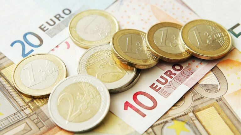 Евро медленно движется в своем новом направлении против доллара США