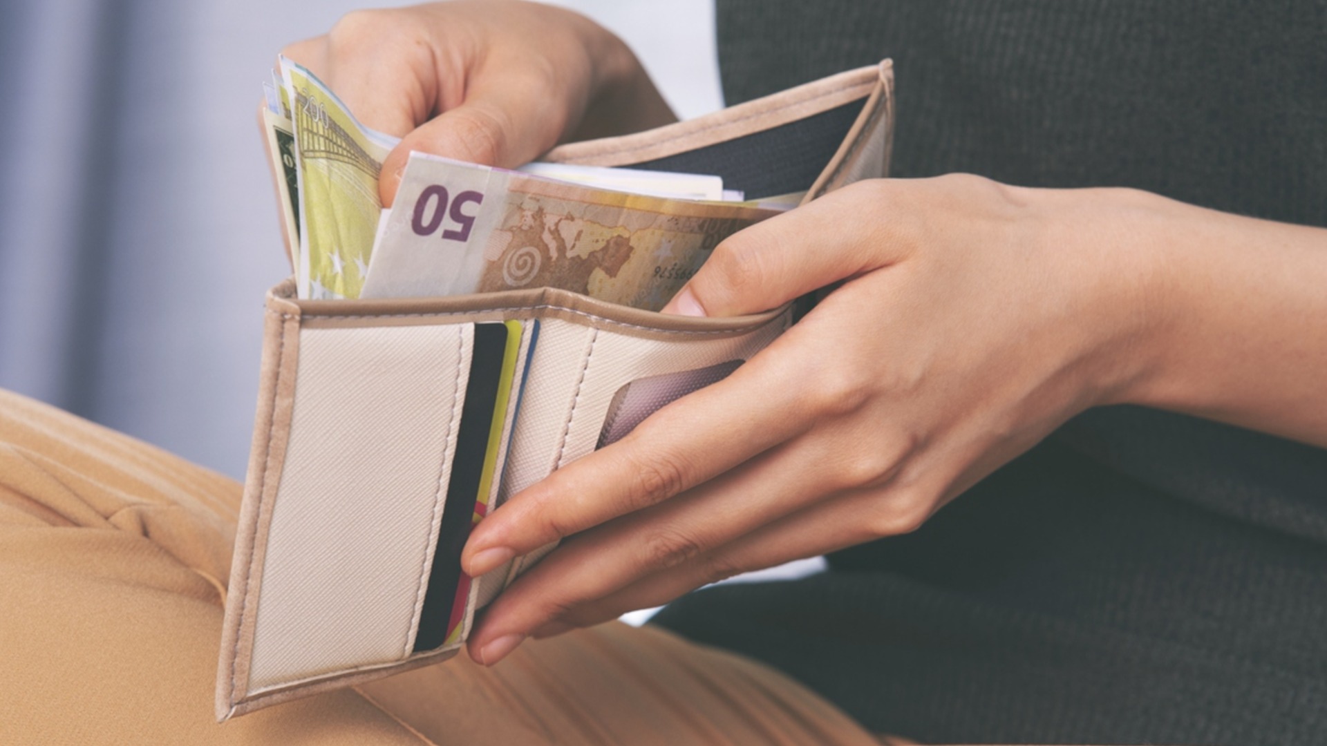 Хорватия увеличивает зарплату 250 000 государственных служащих