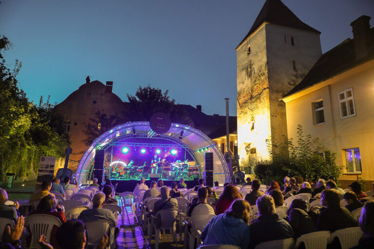 Фестиваль Brașov Jazz & Blues превращает город в яркую сцену между 14 и 17 августа.