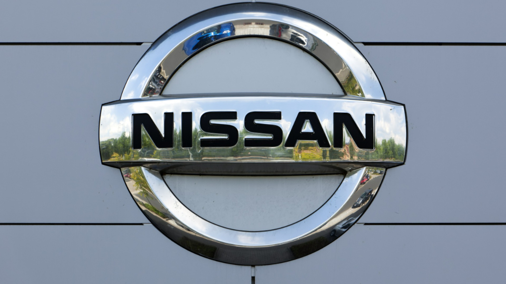 Акции Nissan рухнули после решения Mercedes-Benz продать свою долю