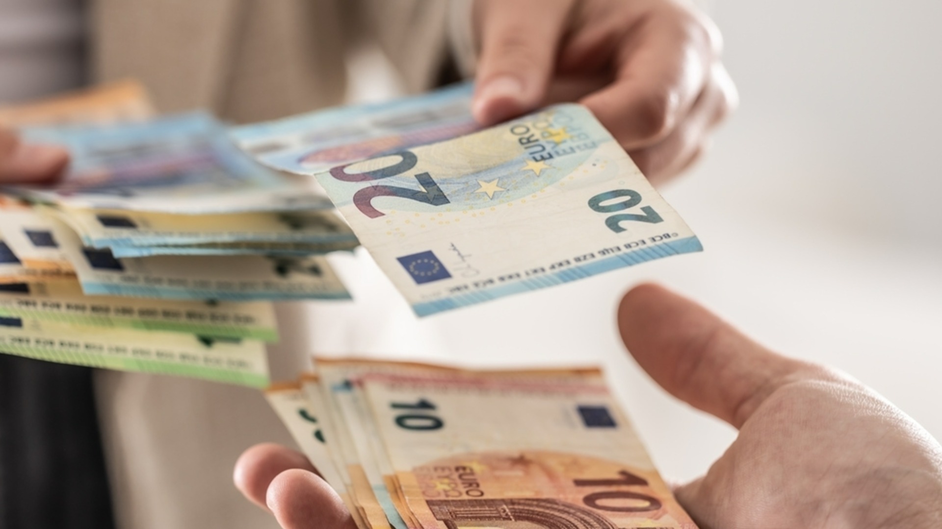 Курс евро против доллара был беспрецедентным в течение месяца