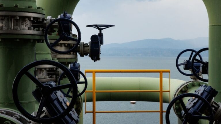 После разговора с Вучиком Соединенные Штаты отложили санкции в отношении сербской нефтяной компании: вот когда