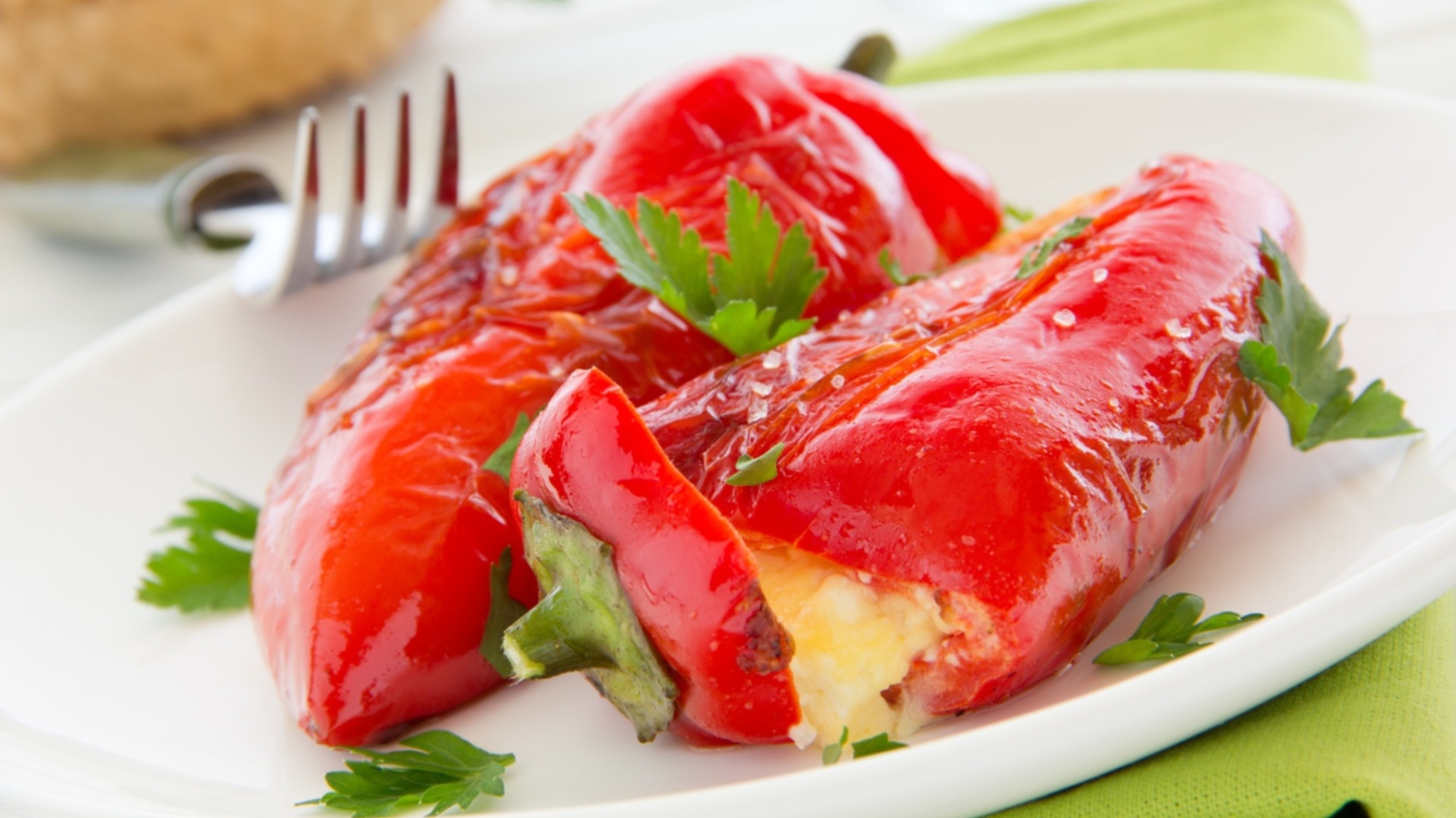 Как приготовить самые вкусные фаршированные перцы с яйцом и сыром