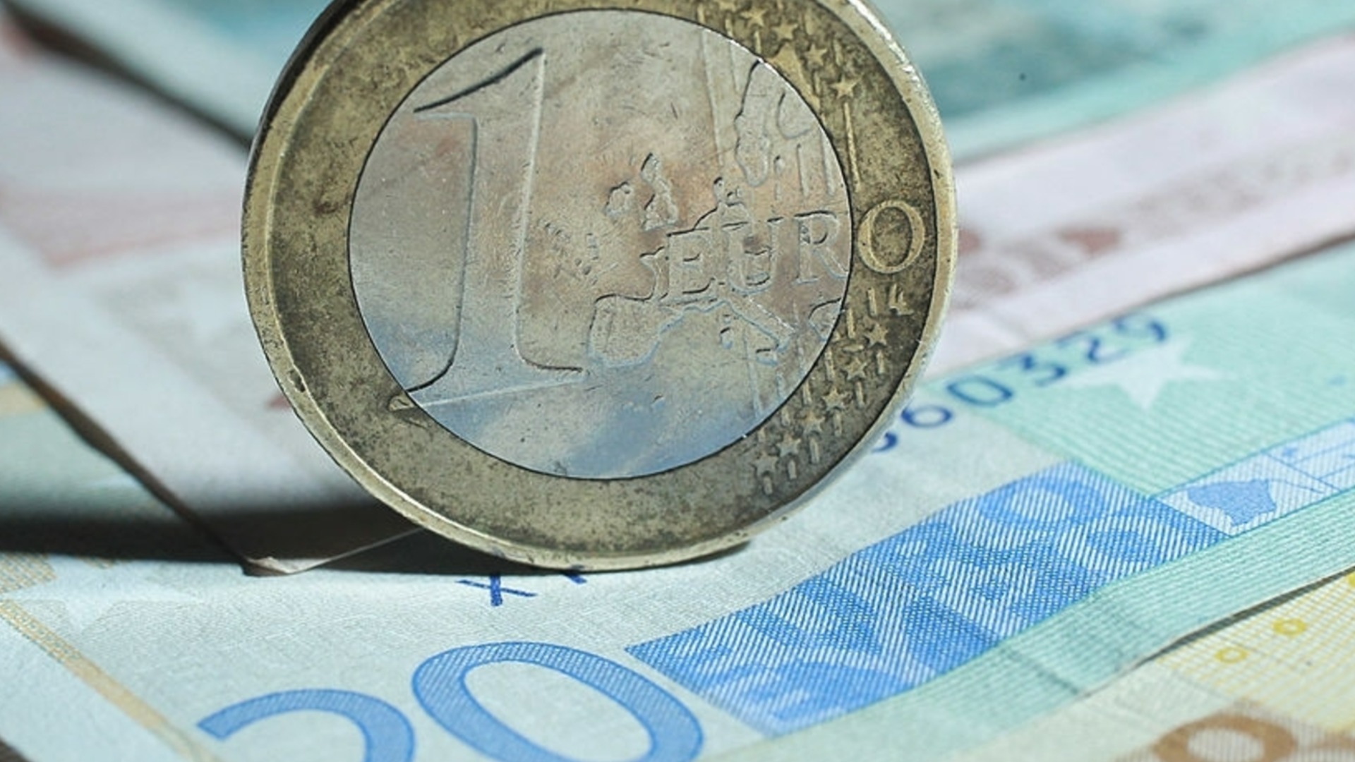 Евро начинает неделю стабильных позиций против доллара