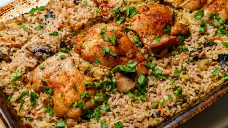 Эта фаршированная курица с рисом и грибами будет кормить вас и соседей