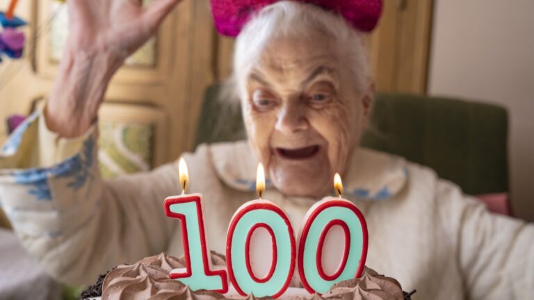 Самый старый врач в мире за 103 года: это секрет долговечности