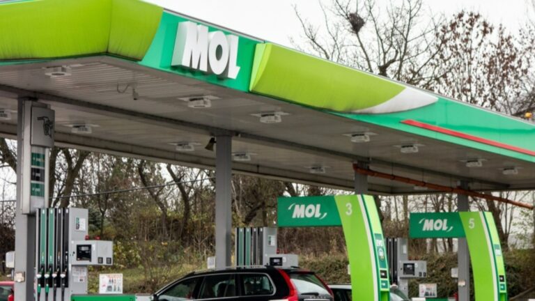 Из-за санкций: венгерская MOL увеличит поставки нефти в Сербию