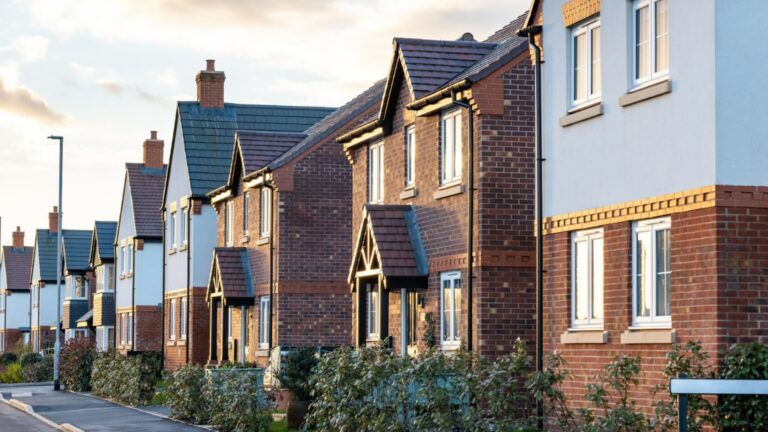 Цены на жилье в Великобритании увеличились больше, чем ожидалось