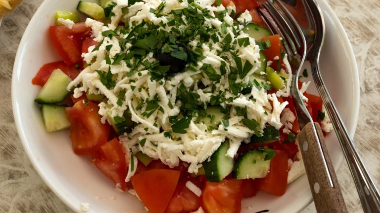 Правда ли, что салат помидоров и огурцам вредно для здоровья - ответ от врача