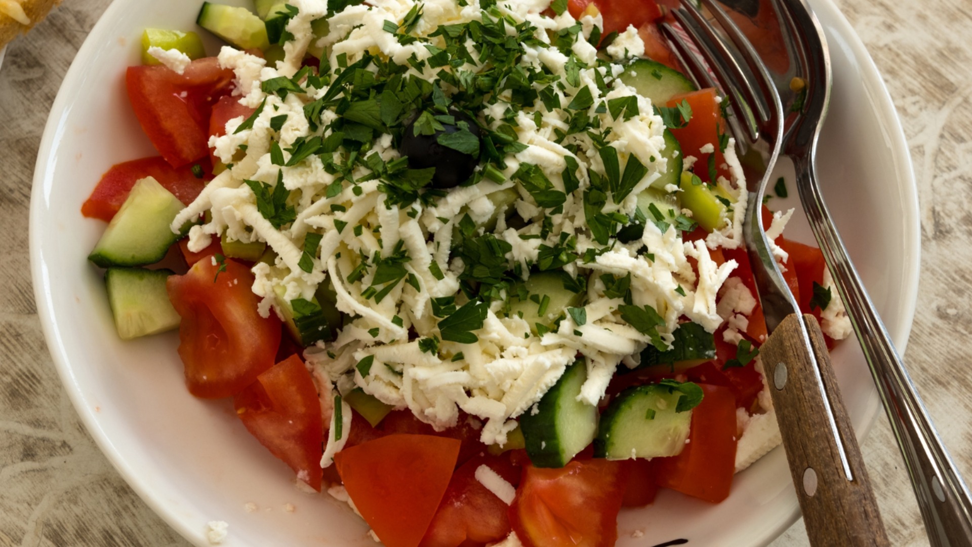 Правда ли, что салат помидоров и огурцам вредно для здоровья - ответ от врача