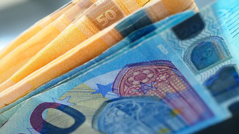 Опять резкое изменение курса евро по отношению к доллару