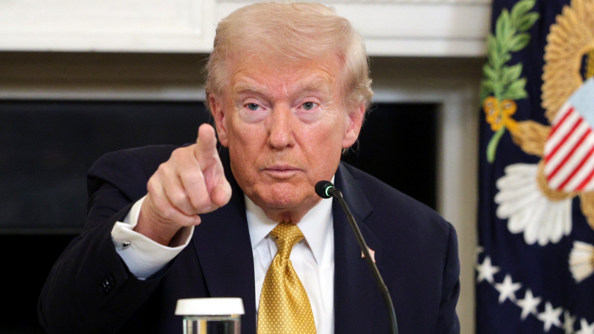 Экс-министр: Трамп снял бархатные перчатки и надел перчатки Рейгана