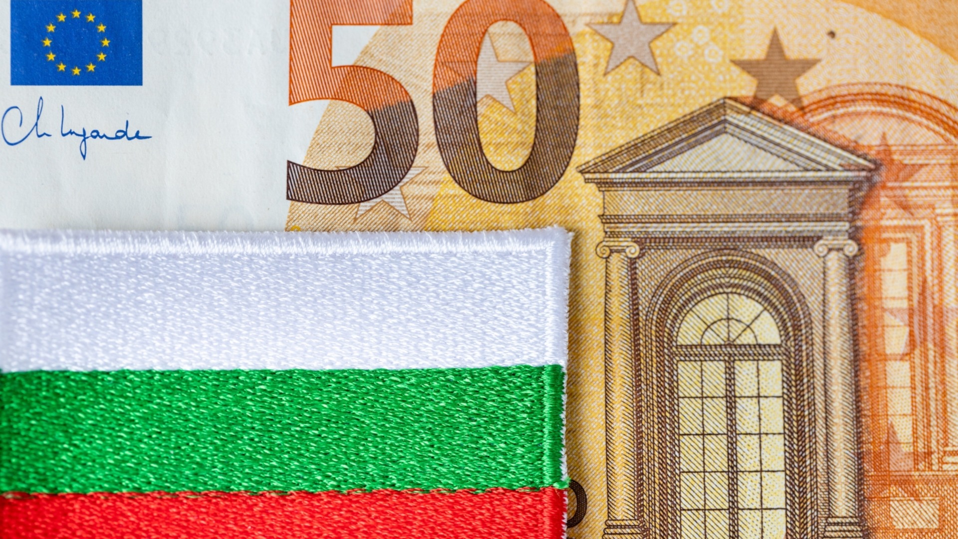 Евро медленно восстанавливается от недельного минимума по отношению к доллару.