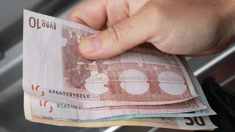 Евро нацелен на знакомые ценности в начале месяца