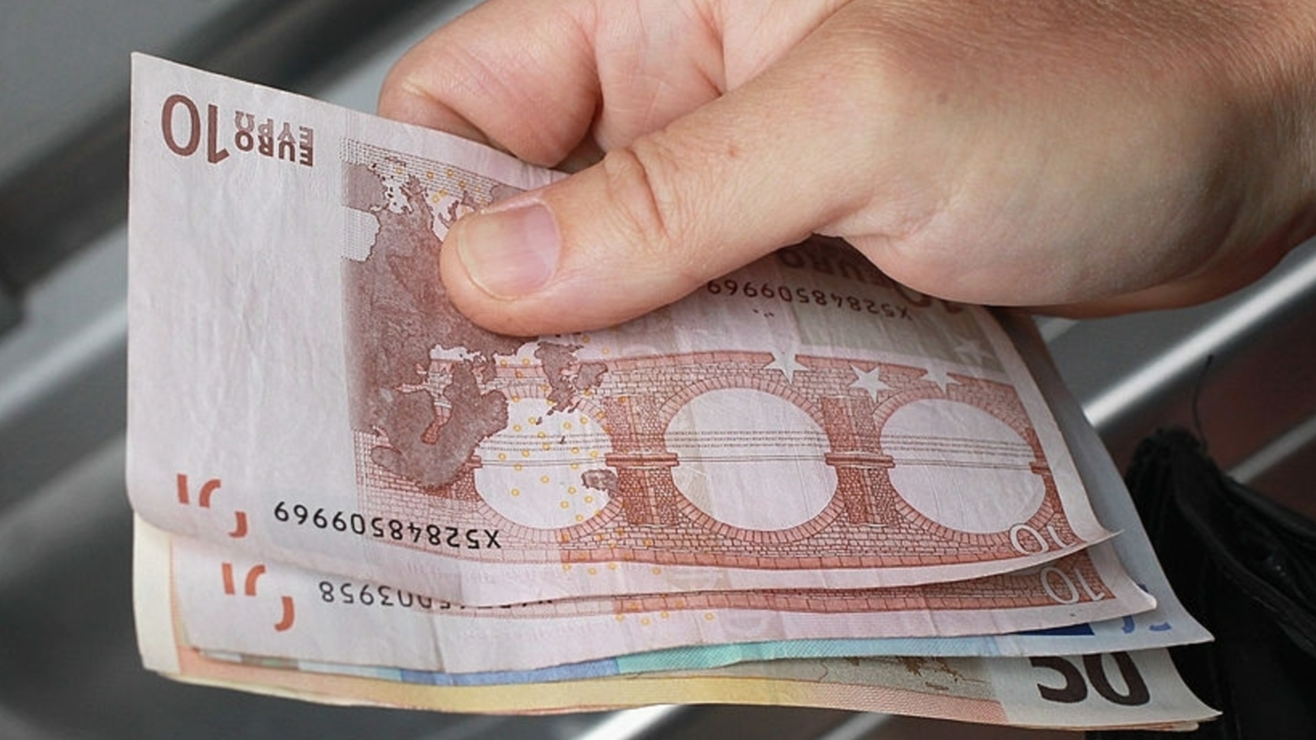 Евро нацелен на знакомые ценности в начале месяца