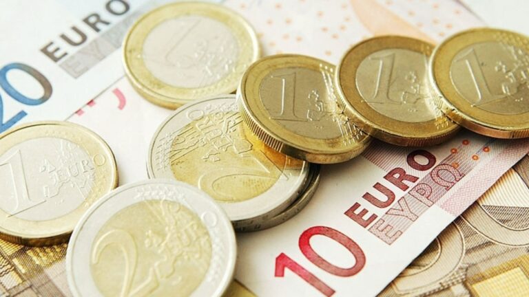 Евро с неожиданным курсом к доллару пересек важную границу