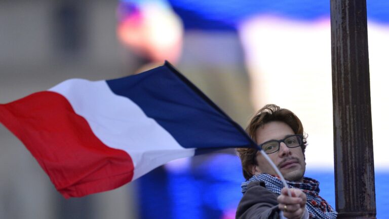 Французские действия затонули после отставки премьер -министра