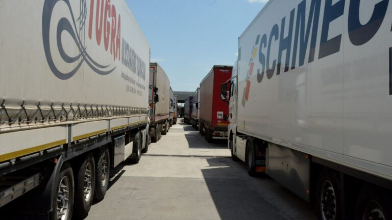 Из-за санкций: огромные хвосты грузовиков на русско-казахстанской границе