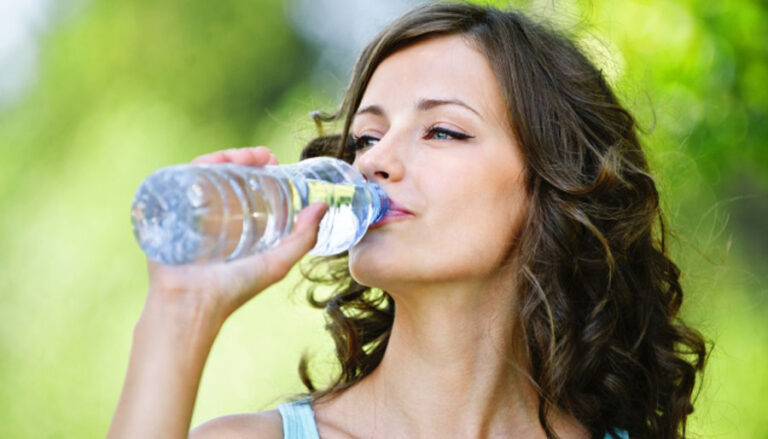 Ученые предупреждают, что вода в бутылках может быть более вредной, чем вода из-под крана