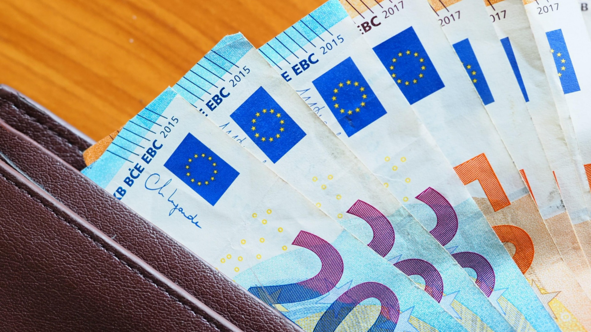 Евро начал неделю с разворота против доллара