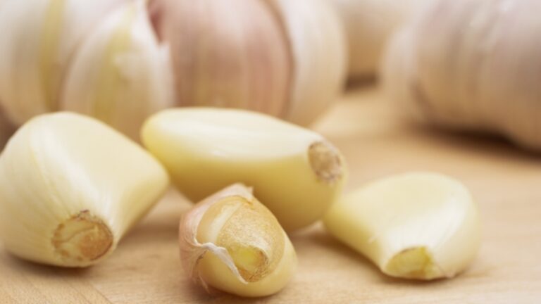 Чем чеснок помогает и вредит: ответ кардиолога