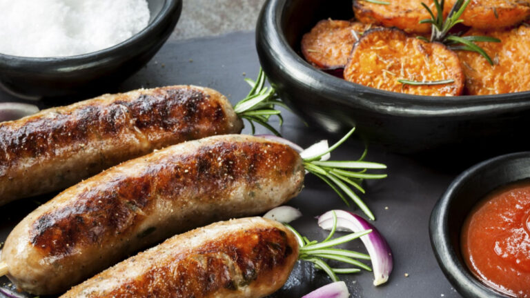 Как обычная колбаса с картофелем в духовке становится кулинарным шедевром?