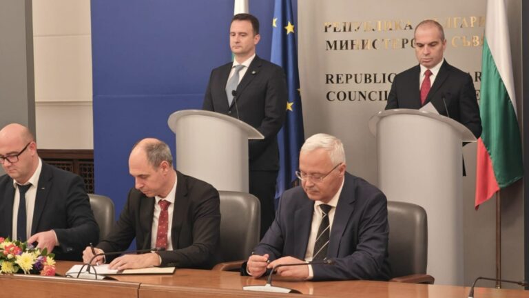 Построить сеть зарядных станций для электромобилей на железнодорожных вокзалах страны