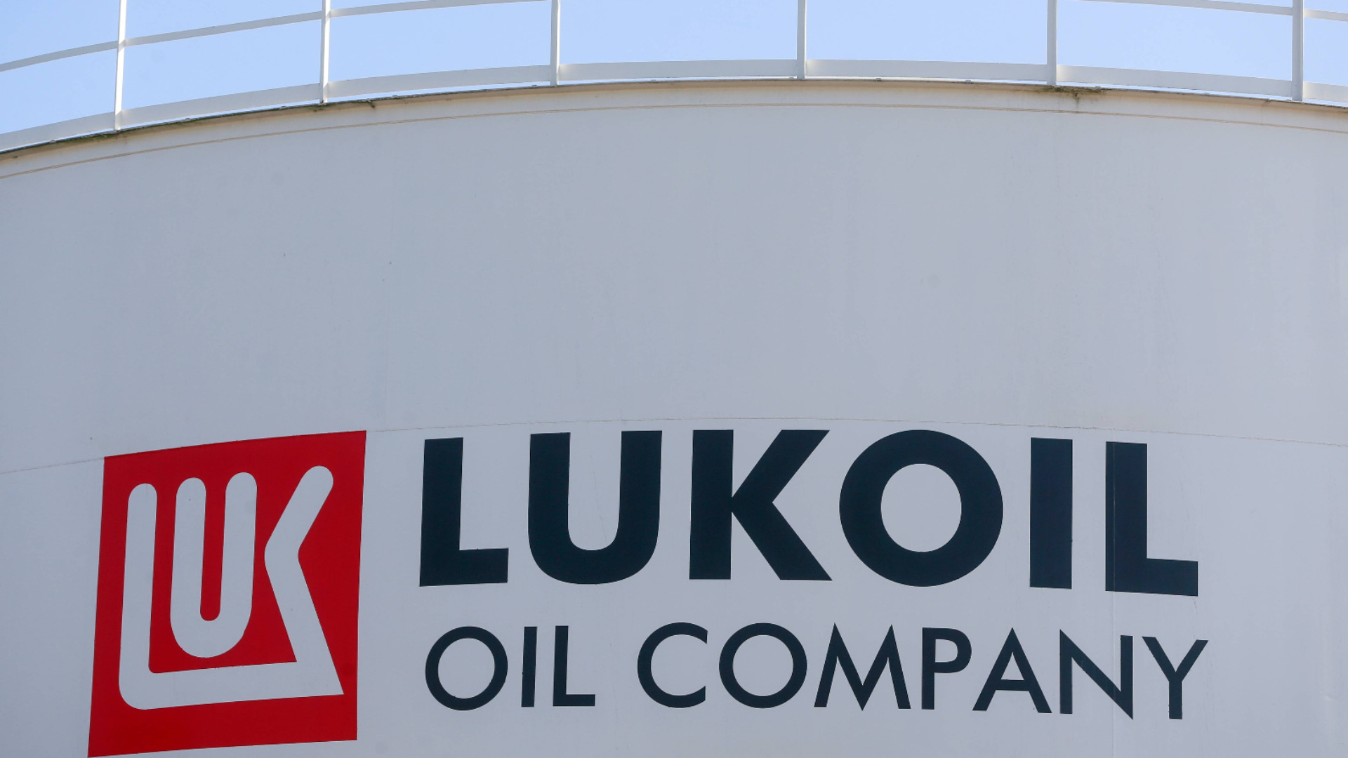Всего за 48 часов: санкции Трампа обошлись «Лукойлу» и «Роснефти» в миллиарды