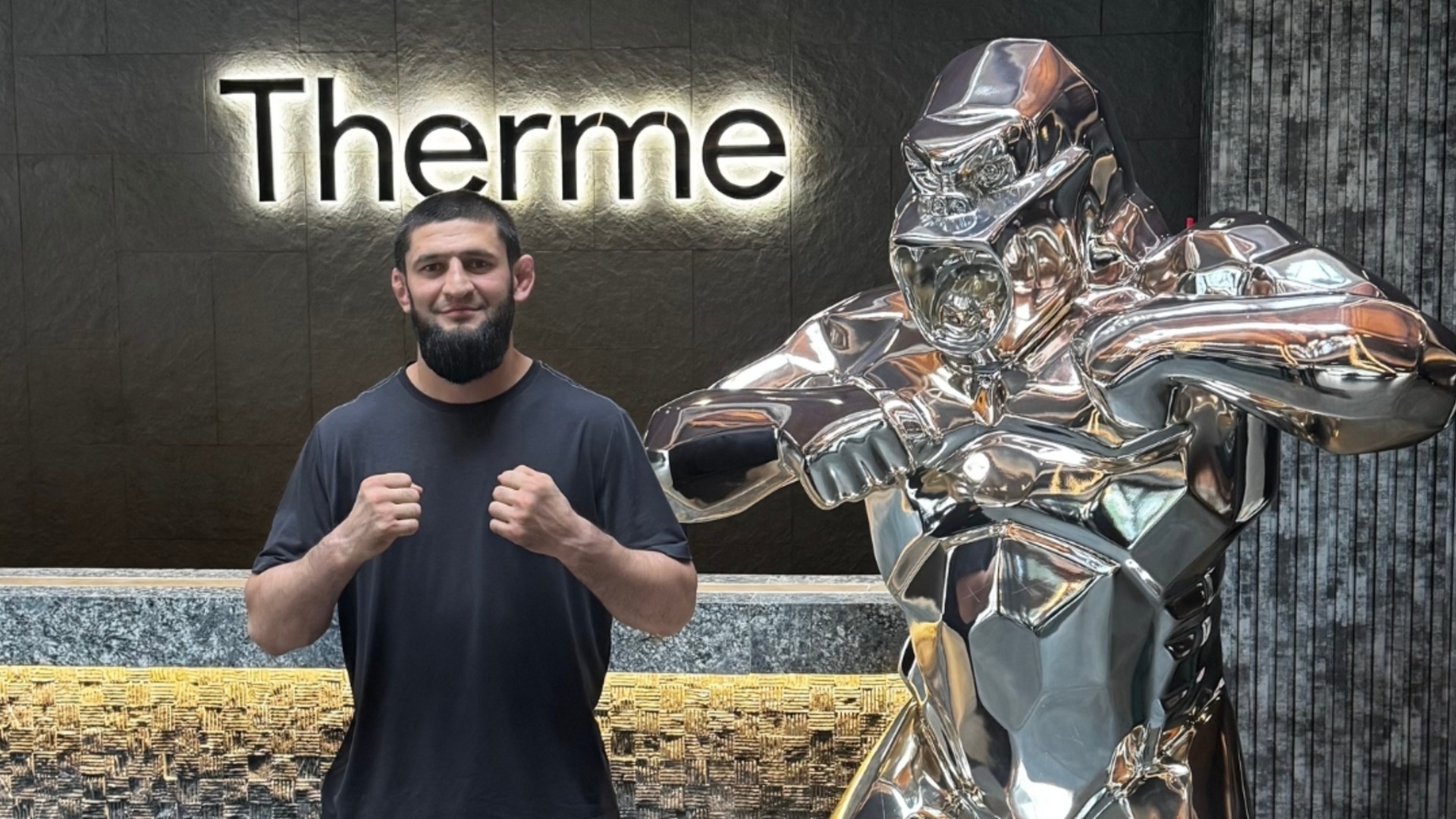 Чемпион UFC Хамзат Чимаев отдыхает в пятизвездочном Гранд-отеле Therme во время работы над новым кинопроектом