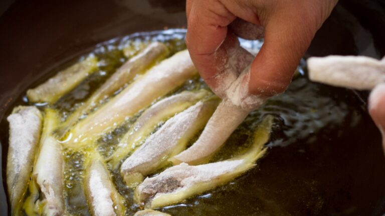 Как жарить рыбу с хрустящей корочкой, не панируя мукой?