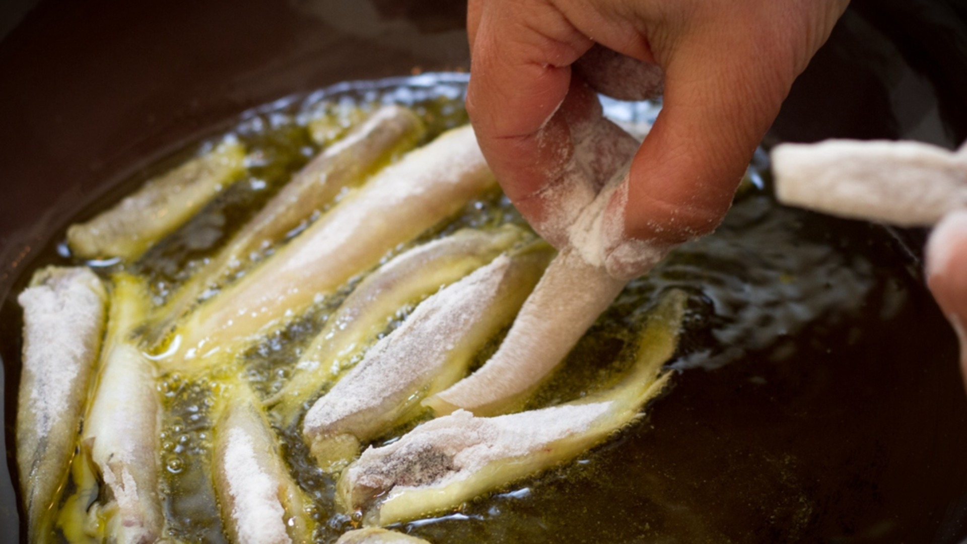 Как жарить рыбу с хрустящей корочкой, не панируя мукой?