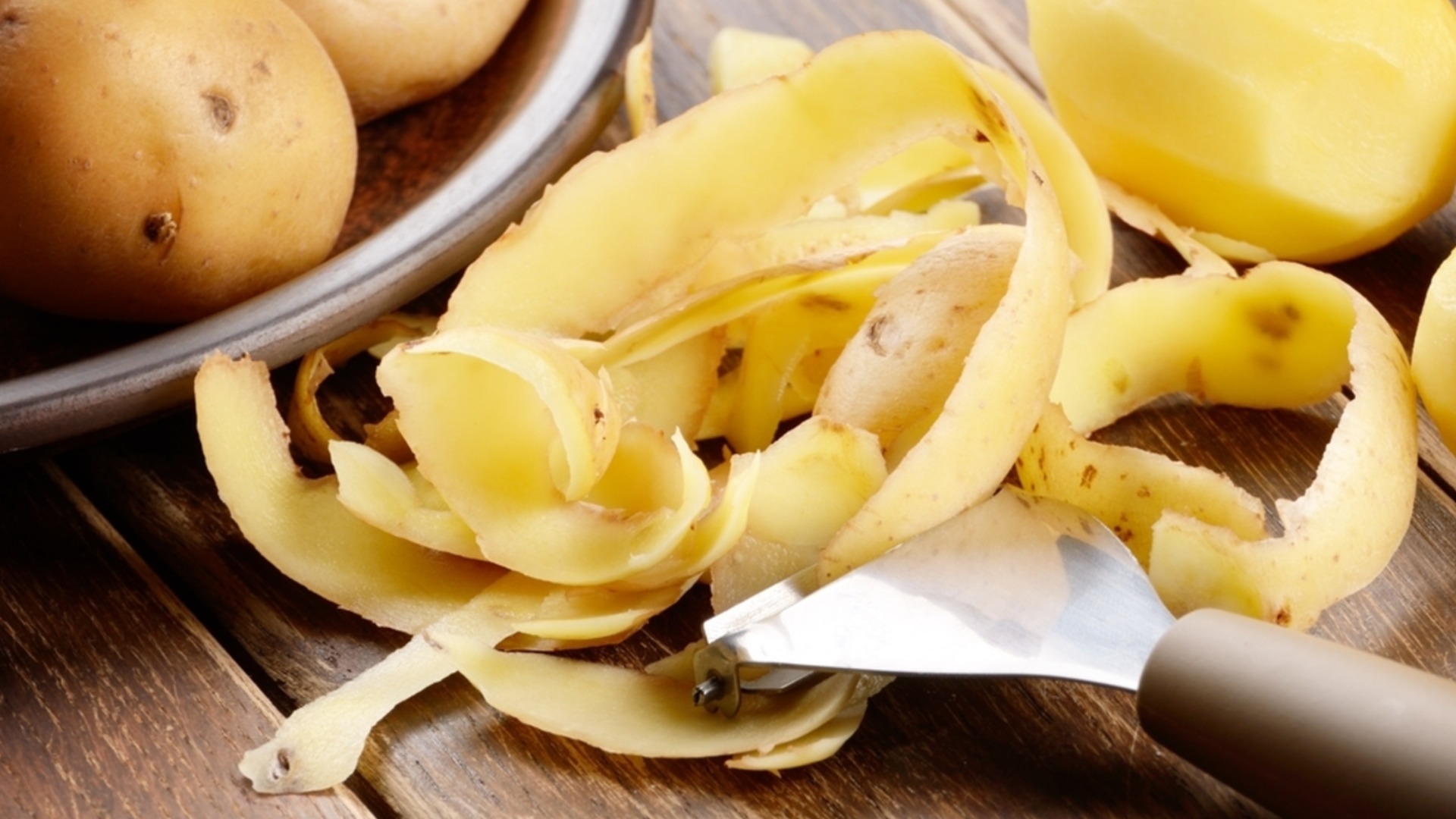 НЕ торопитесь выбрасывать осенью картофельные очистки: вот как превратить их в ценное удобрение