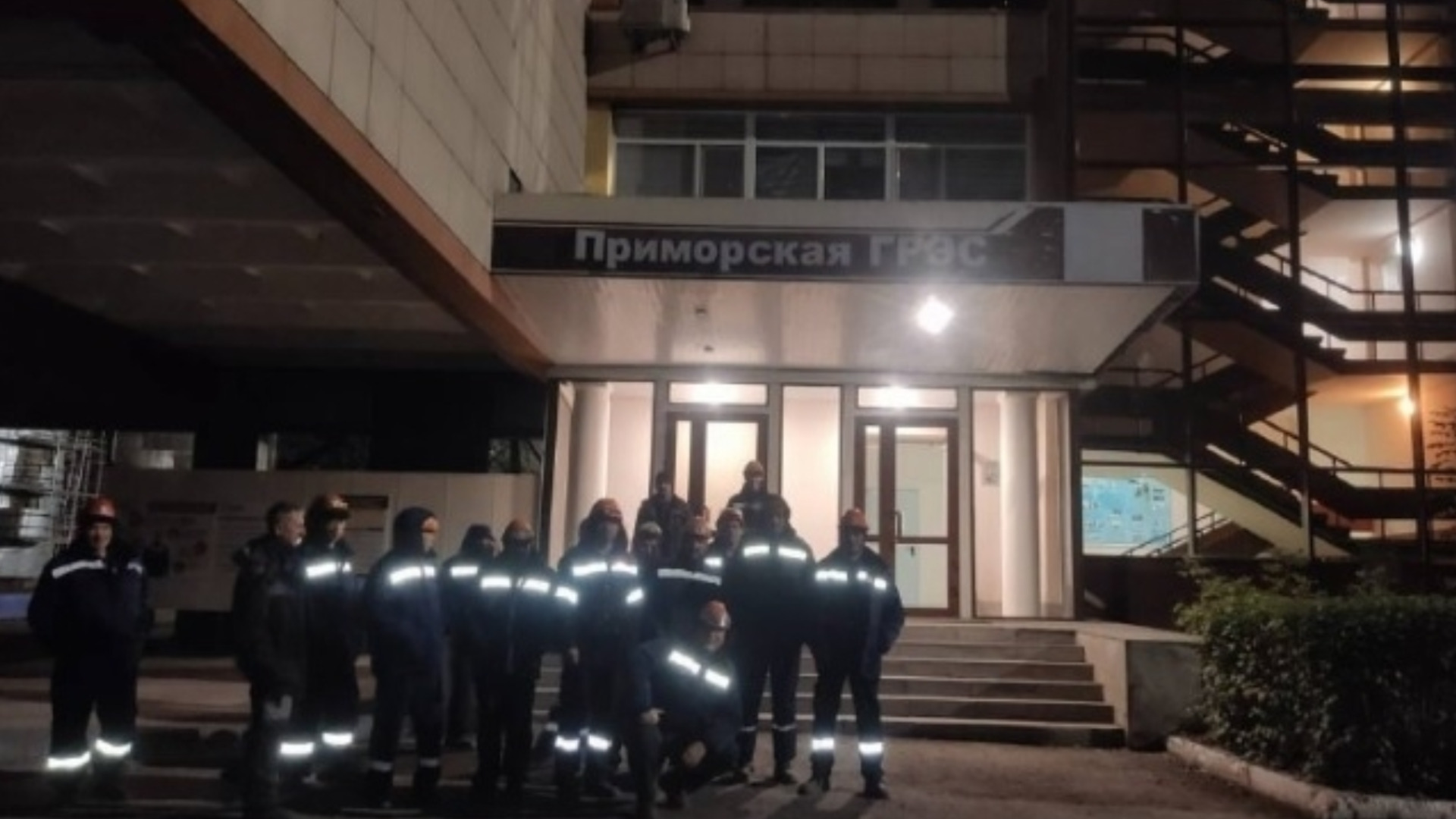 Зарплат нет: Рабочие крупнейшей ТЭЦ Сибири грозились прыгнуть с крыши (видео)