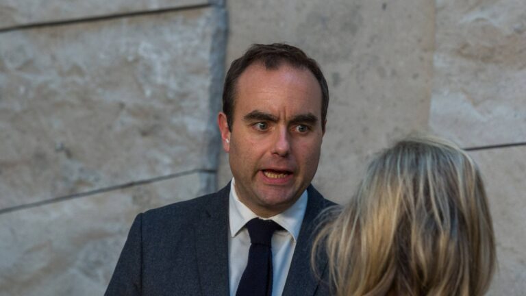 Необычное движение европейских обменов из -за политического кризиса во Франции