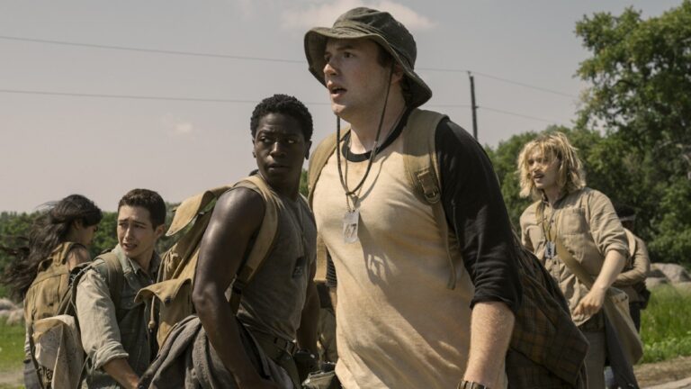 Просмотрите фильм «Длинная прогулка», резкий и впечатляющий сценарий романа Стивена Кинга в кинотеатрах в Румынии. Зачем смотреть фильм, задающий вам неудобные вопросы