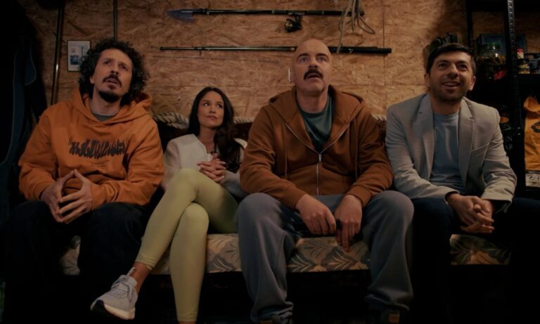 «Сосед», румынская комедия, в которой мы все находимся. Поскольку вы видите фильм в кинотеатре