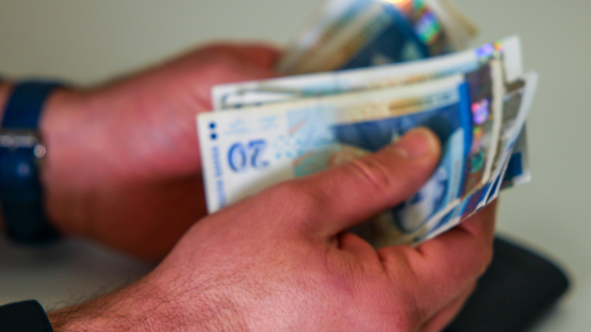 Раздача денег в госсекторе создает иллюзию роста доходов и накачивает инфляцию: мнение