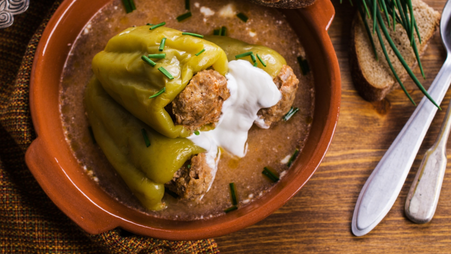 Нежирные фаршированные перцы с булгуром — настоящая классика, проверенная временем.