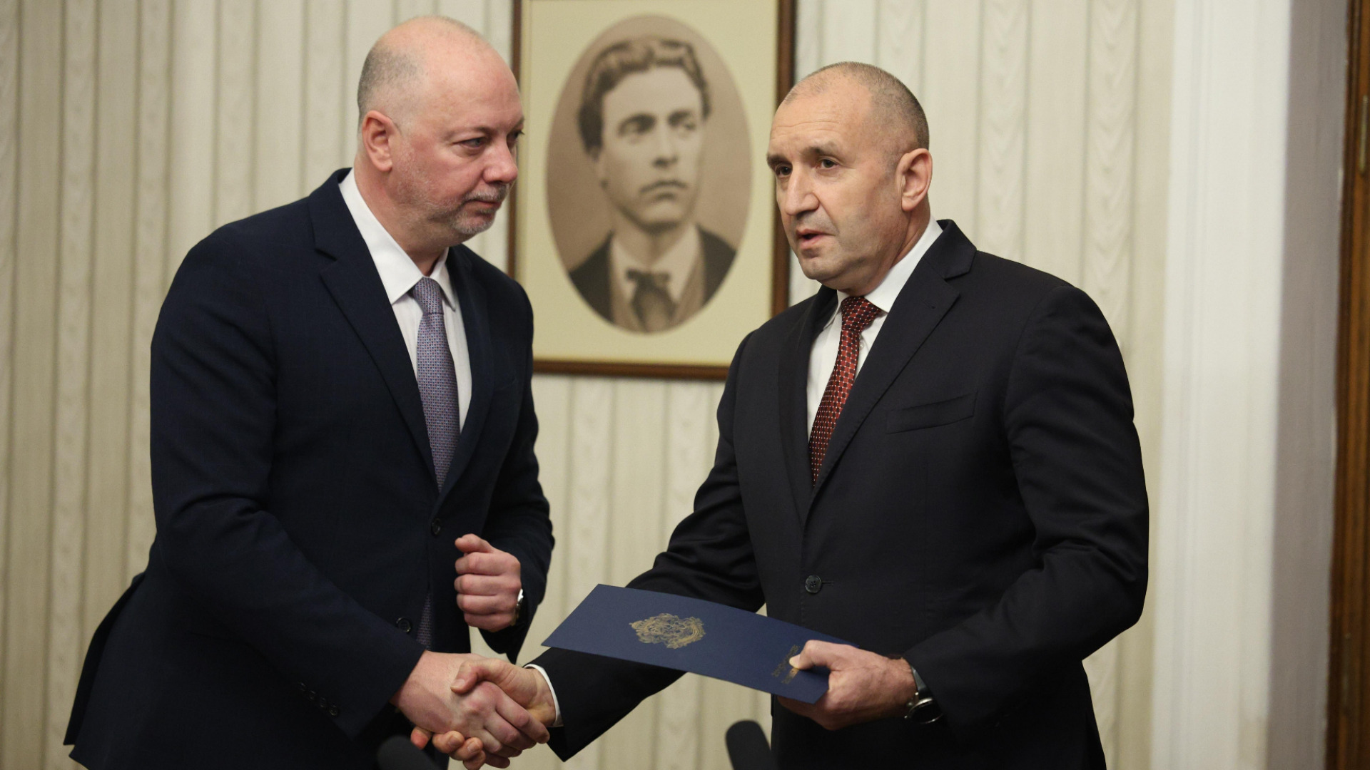 Politico: Власти Болгарии молятся Трампу за "Лукойл Нефтохим", чтобы Радев не приехал