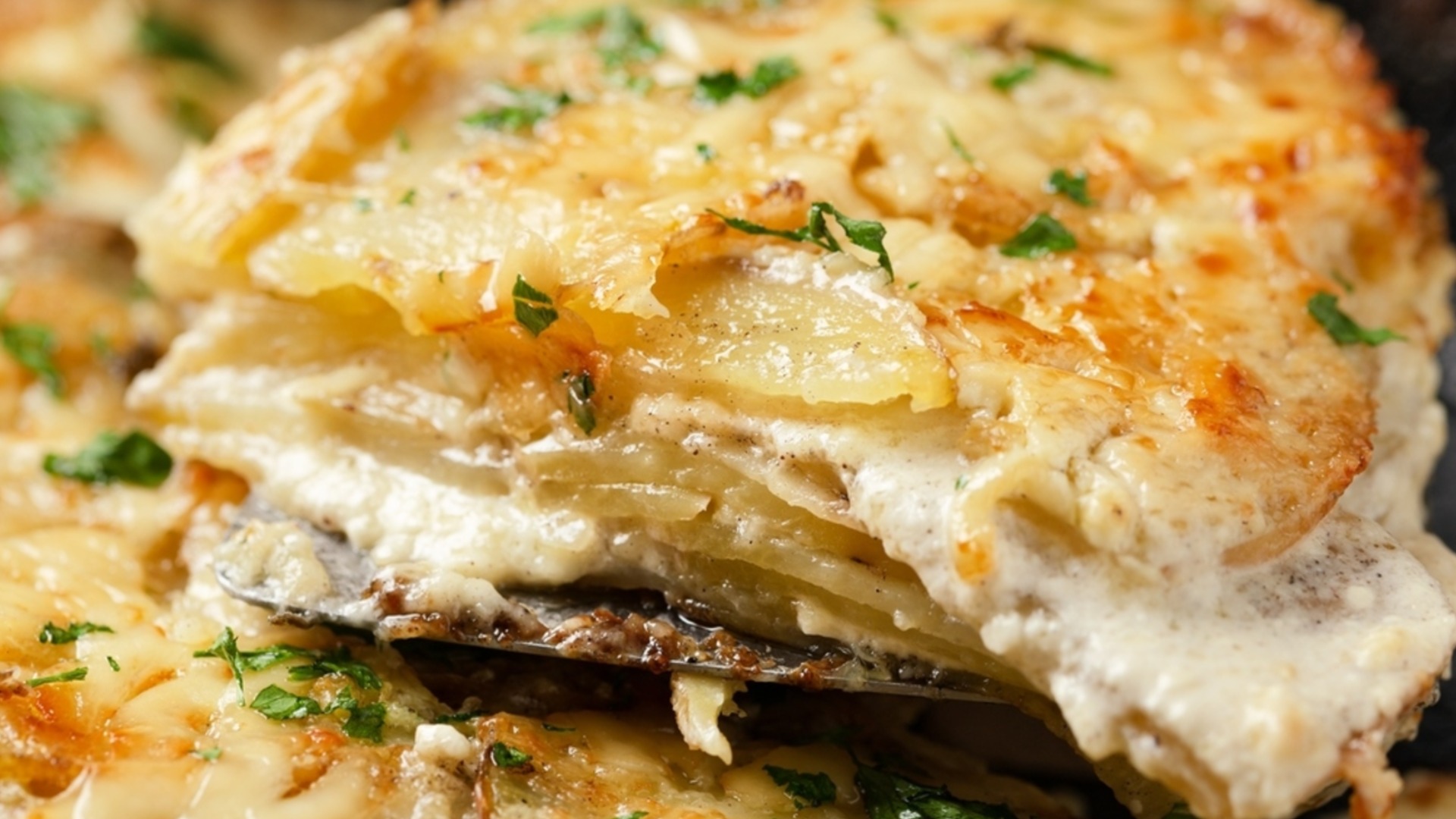 Запеченный картофель в сливочном соусе: вы влюбитесь в его вкус